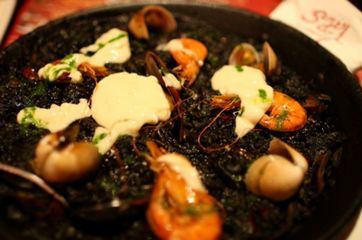 「昕薇FM」一杯红酒，一碟橄榄，一盘刚刚切好的火腿，这便是一个不可多得的属于西班牙的下午！