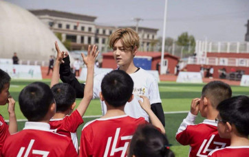 鹿晗有多爱粉,鹿晗足球赛水平怎么样啊