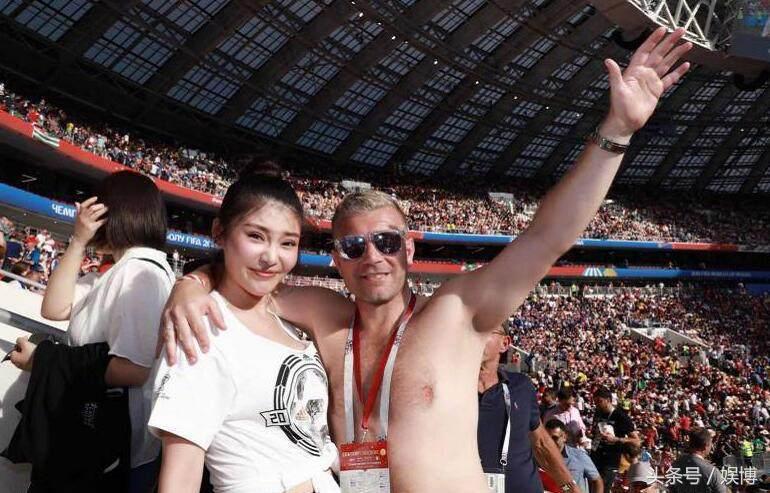 徐冬冬低胸装观赛遭球迷生扑，并委屈合影，谁注意到了球迷的表情