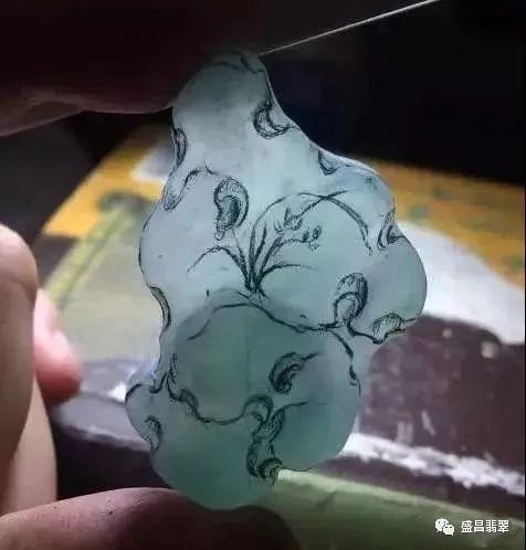 栩栩如生的翡翠原石居然被当做花盆底座