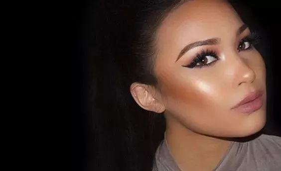 唇釉口红两支,唇釉和口红收纳一大堆