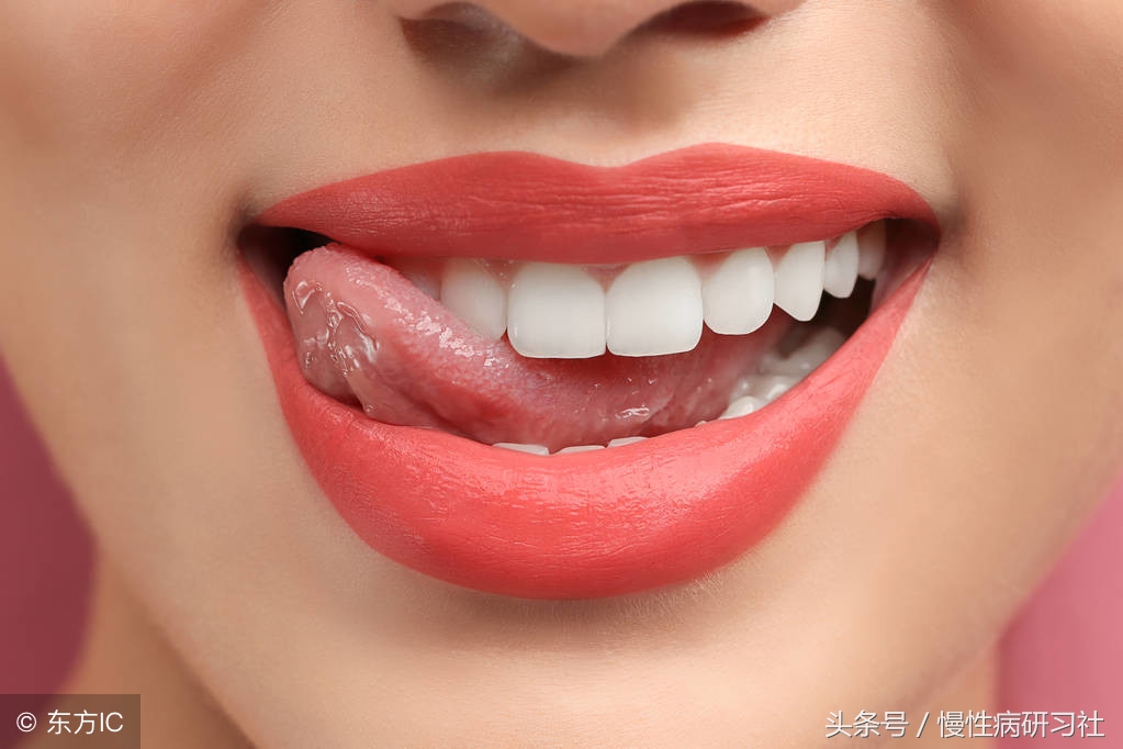吃饭咬到筷子的预兆,老人吃饭经常咬到舌头是什么原因