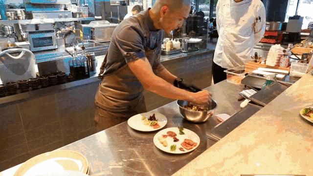 实探！全球第7家「奔驰餐厅」！什么都卖就是不卖车……