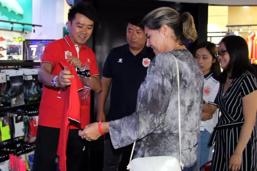 乌拉圭拉瓦耶哈省长考察皇家贝里斯足球俱乐部！