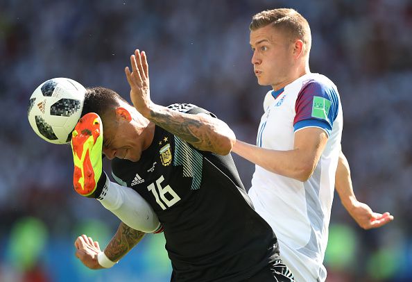 c罗被铲鲁尼出头,c罗被铲球站起来