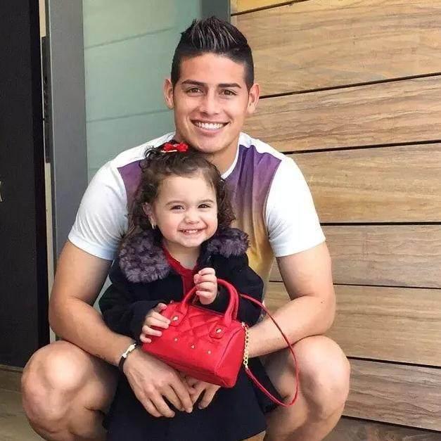 世界杯萌娃,梅西和c罗带娃对比