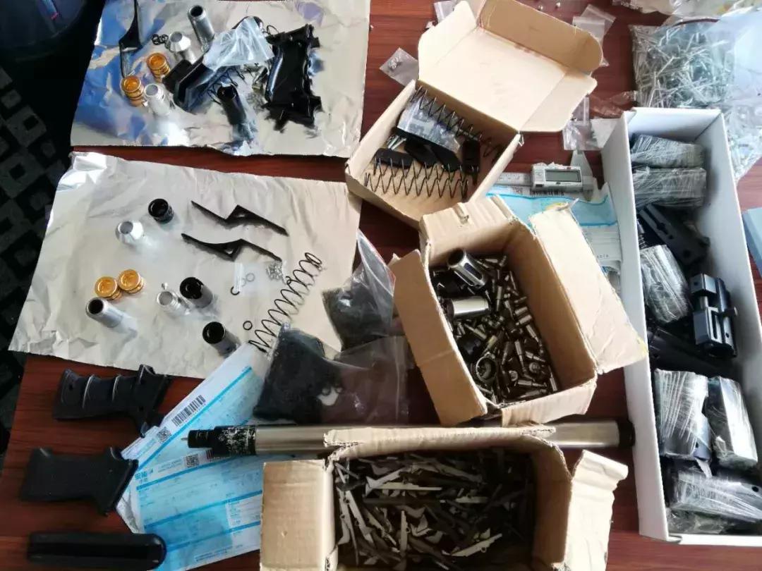 刑警支队破获一起网络贩枪案件,破获特大贩枪