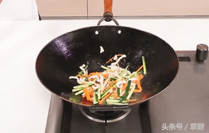 凉菜芥末黄瓜凉皮,黄瓜拌凉皮放什么调料