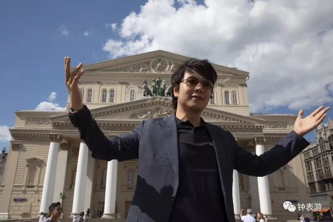 世界杯运动员戴什么表,世界杯裁判带领球员入场