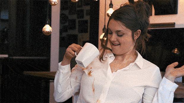 用漂白剂把白色衣服漂黄了怎么办,衣服发黄不要怕用它泡一泡