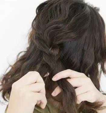 中分烫发怎样扎头发简单好看,烫发后怎么扎好看视频