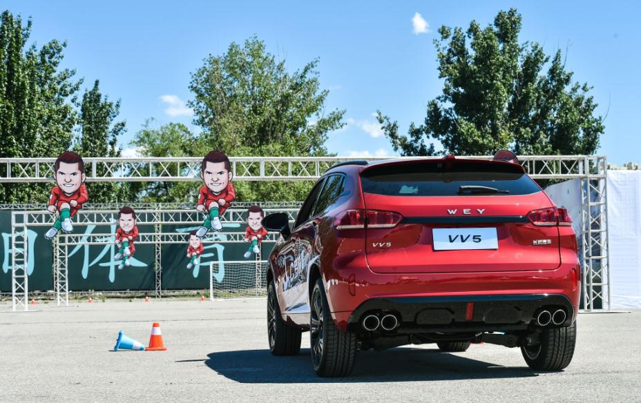 开车去踢足球,踢足球比赛c罗