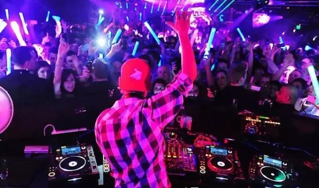 喝了“*身失**酒FourLoko“,请你不要奔向他的床