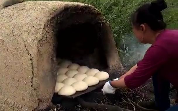 农村人用土灶烤馍馍,农村人柴火锅蒸馒头