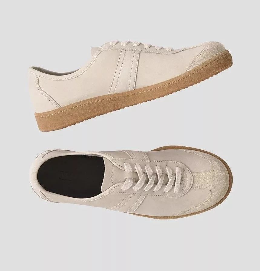 世界杯场上专业的足球鞋长什么样,世界杯的足球鞋是钉鞋么