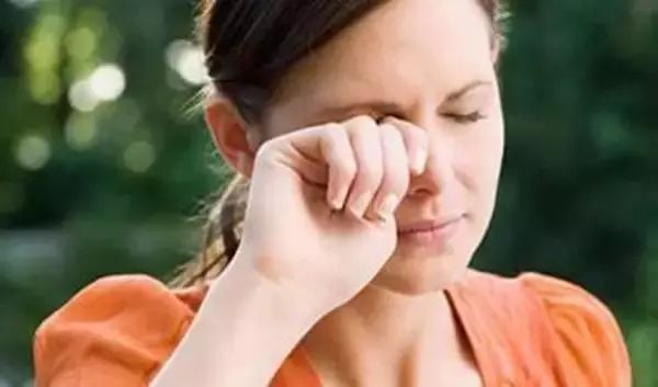 眼干眼涩按摩眼部有用吗,眼干眼涩用食疗怎么调理