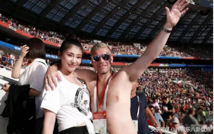 世界杯徐冬冬低胸装现身，遭生扑花容失色，事后淡定和球迷合照！