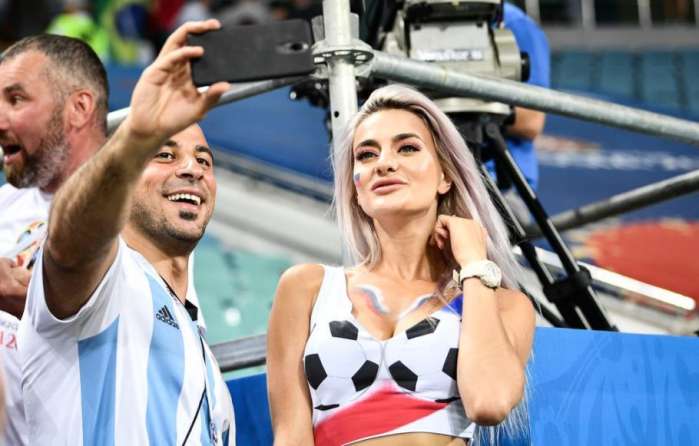 女球迷看c罗身材,c罗偷瞄看台女球迷