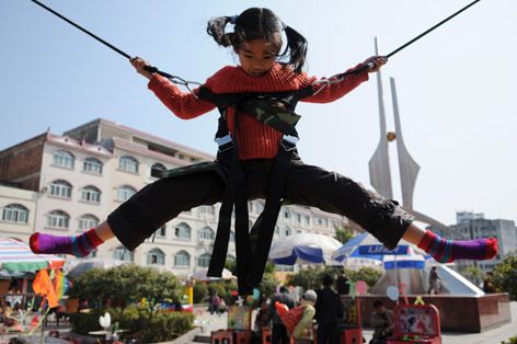 小孩玩蹦床受伤几率,小孩玩蹦床受伤谁的责任大