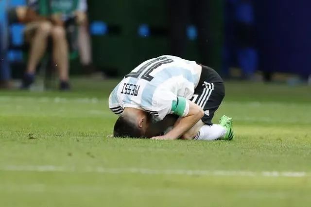 致敬梅西和c罗的十个美丽时刻,梅西跪草坪