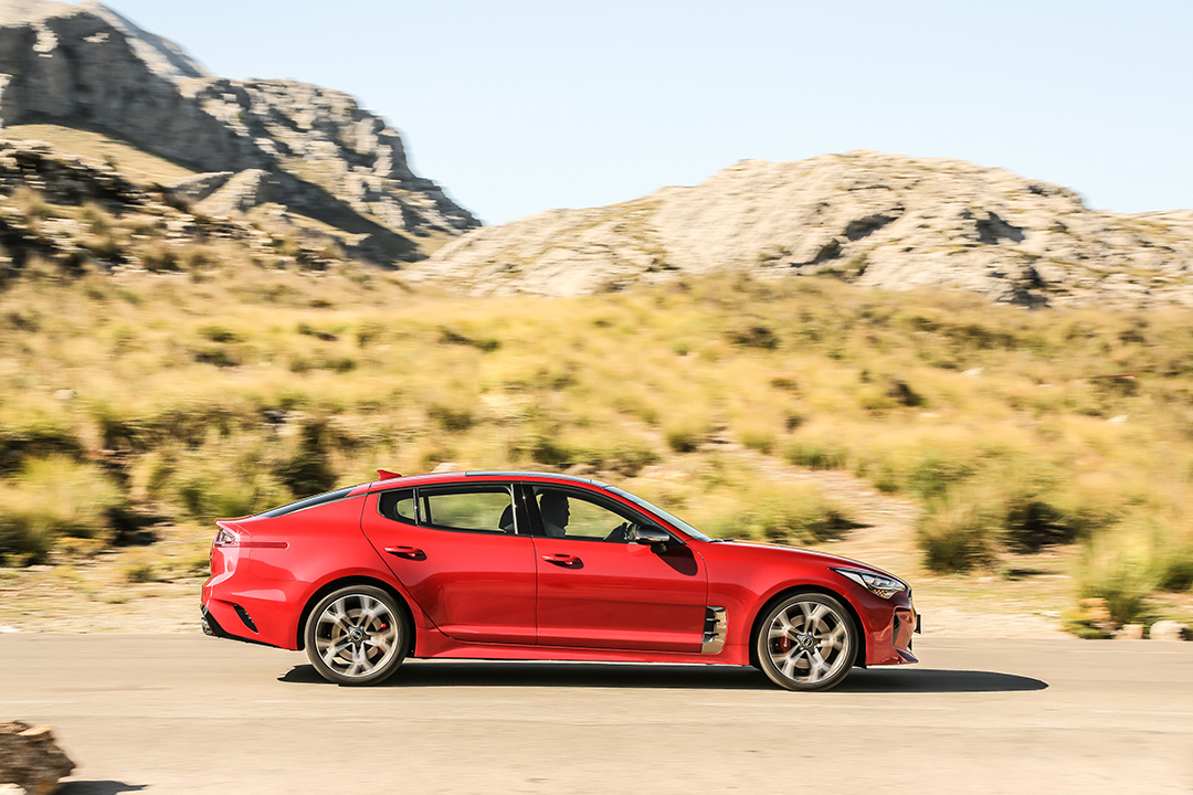 与农民企业家的形象格格不入TA就是起亚工程师的一件玩物