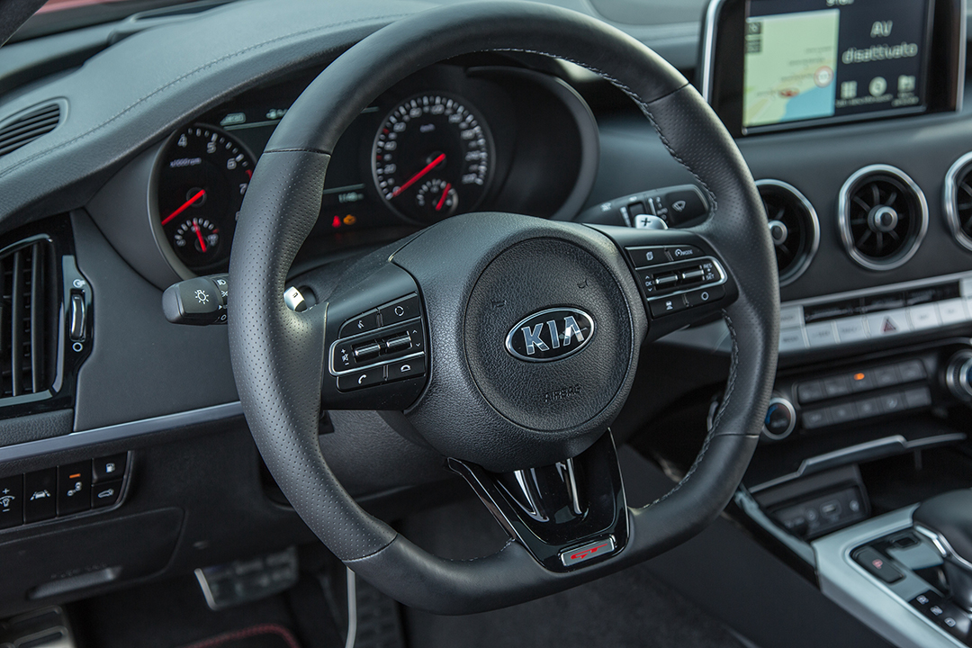 与农民企业家的形象格格不入TA就是起亚工程师的一件玩物