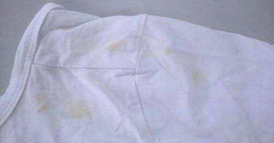 白色衣物总是洗不干净?往水里加点东西,轻轻一搓即刻搞定