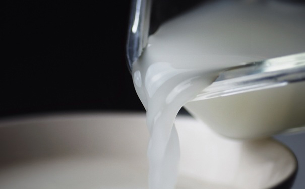 白色衣物第一次怎么洗,白色衣物污渍洗不掉直接染色