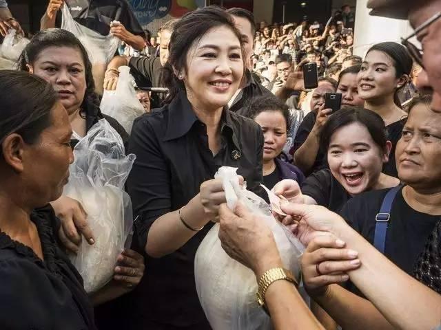 泰国总理英拉惊艳的照片,世界华人女总统