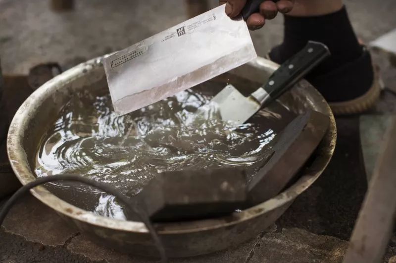 菜刀怎么磨什么角度才锋利耐用,不管菜刀有多钝大厨教你一招