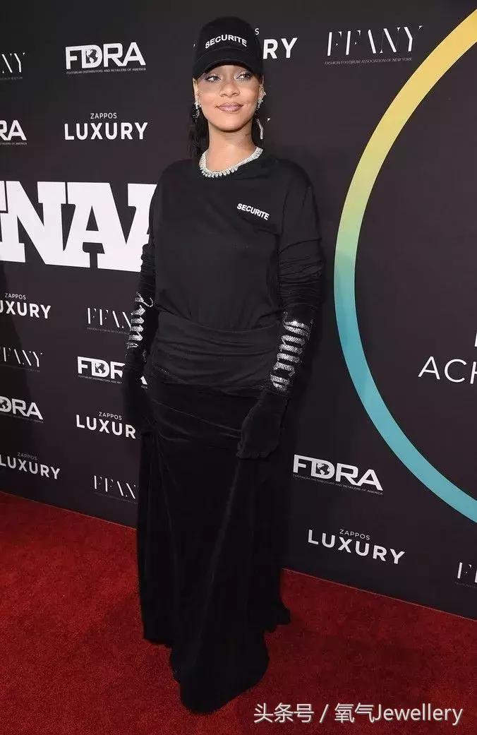 当百万珠宝遇上平民T恤牛仔裤