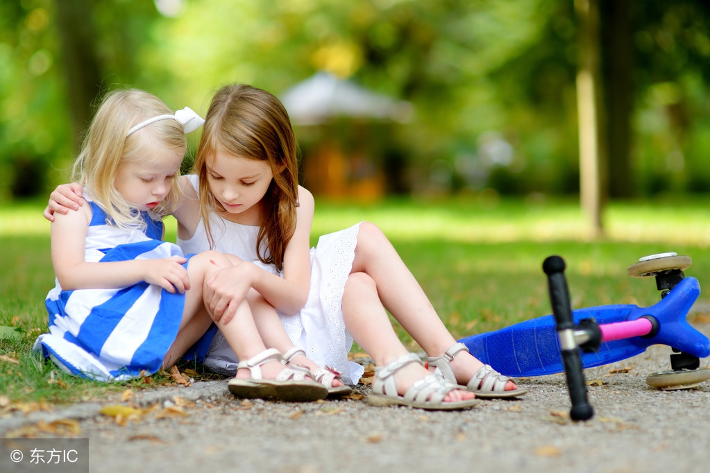 孩子磕伤地方皮肤红,夏天孩子磕伤结痂怎么处理