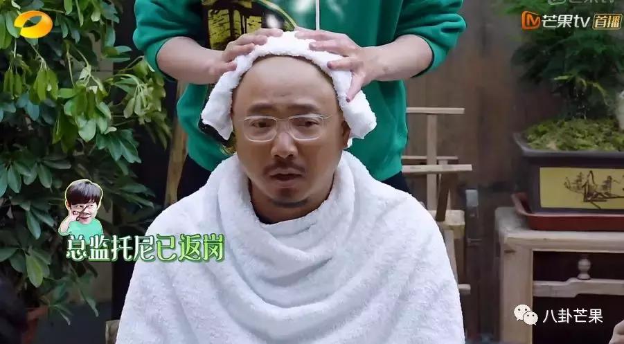 哈哈哈看徐峥的超话笑到头掉：哥哥头发都没了，他只有我们！