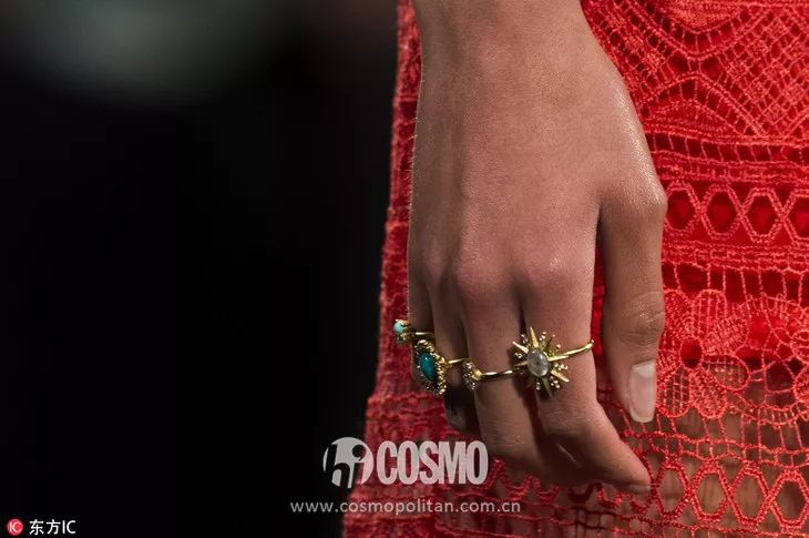 戒指叠戴的搭配图,软戒指和什么戒指叠戴好看