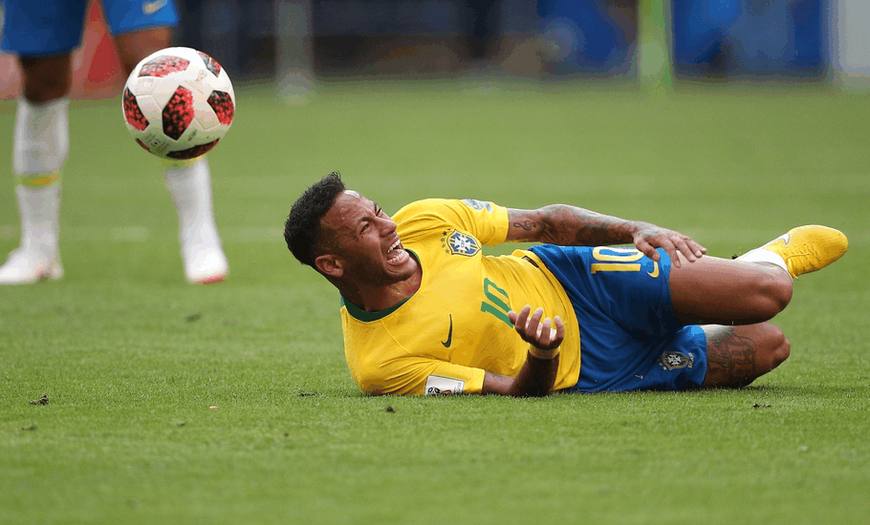 内马尔脚踝90度扭曲裁判判罚,内马尔在球场被踢