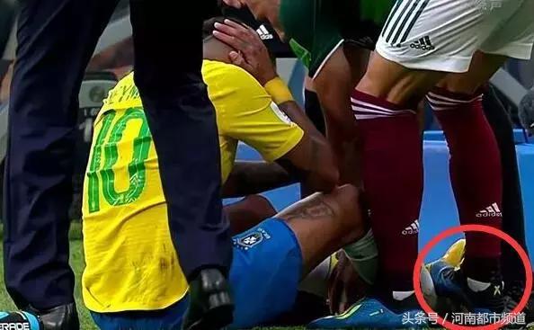 内马尔玩花式足球被揍,内马尔花式足球被揍