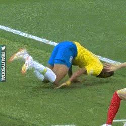 内马尔玩花式足球被揍,内马尔花式足球被揍