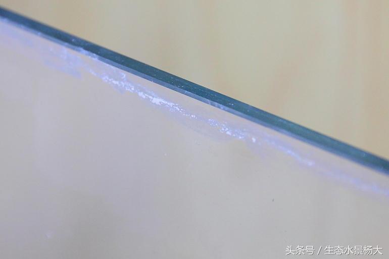 鱼缸上的水垢清除妙招,怎样清除鱼缸上的水垢