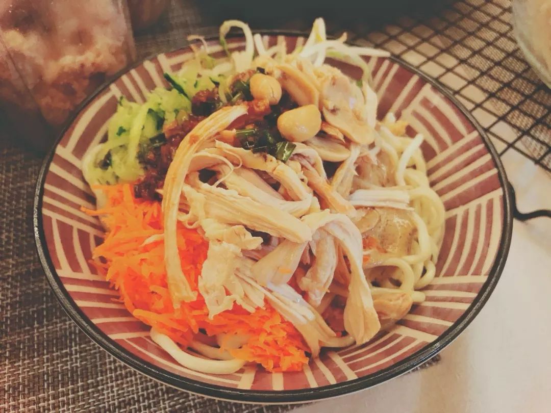 D184：炎炎夏日里的你需要的是这样一顿晚餐~鸡丝凉面