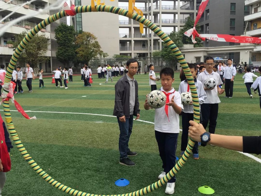 松山湖两名足球小将亮相世界杯,与内马尔、厄齐尔等球星面对面!