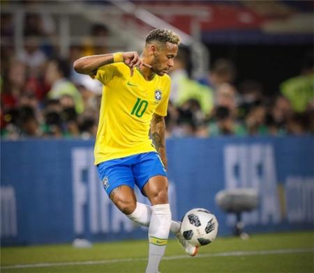 世界杯巴西内马尔球迷头顶方便面,内马尔18年世界杯泡面头