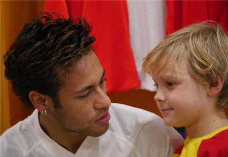 世界杯巴西内马尔球迷头顶方便面,内马尔18年世界杯泡面头