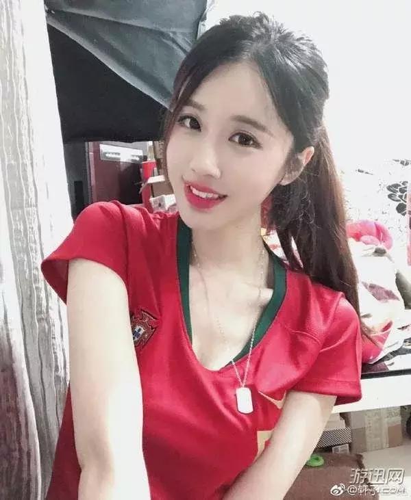 女主播想“奶一口”世界杯直播踢足球，还有“假摔”惹人围观