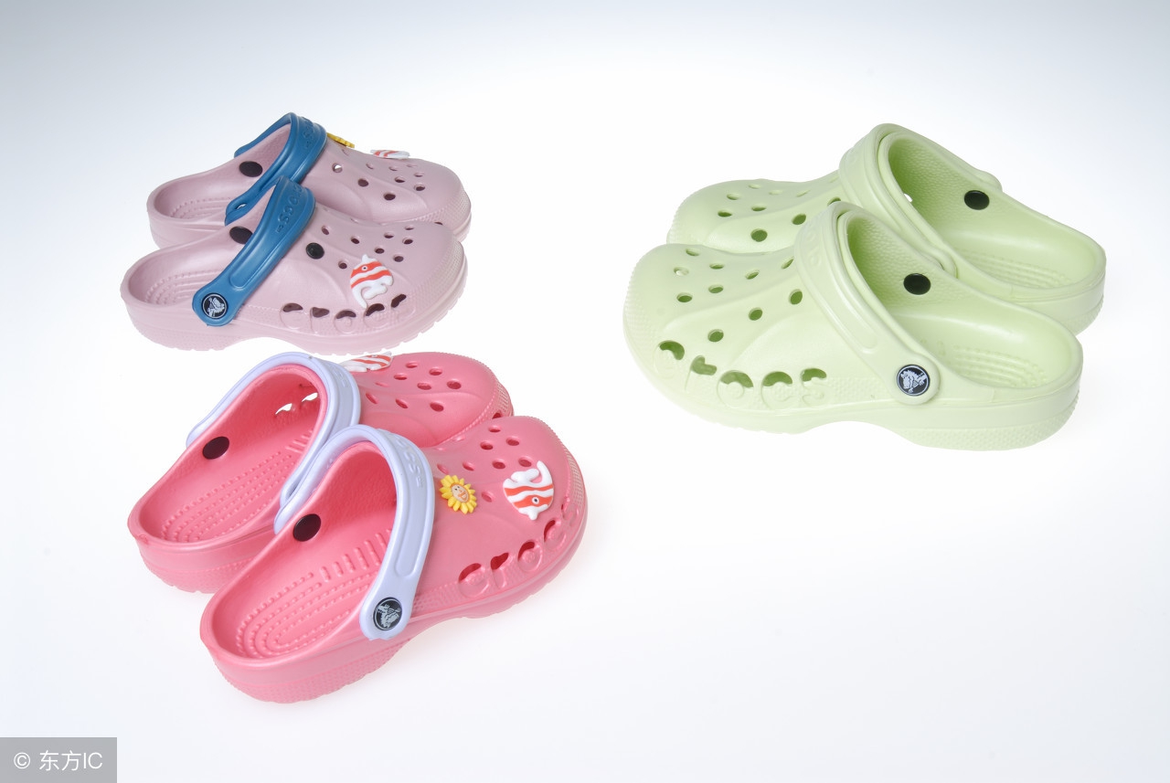 女子穿洞洞鞋脚被鞋划伤,小女孩穿洞洞鞋脚被卡在电梯内