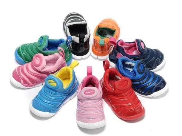 女子穿洞洞鞋脚被鞋划伤,小女孩穿洞洞鞋脚被卡在电梯内