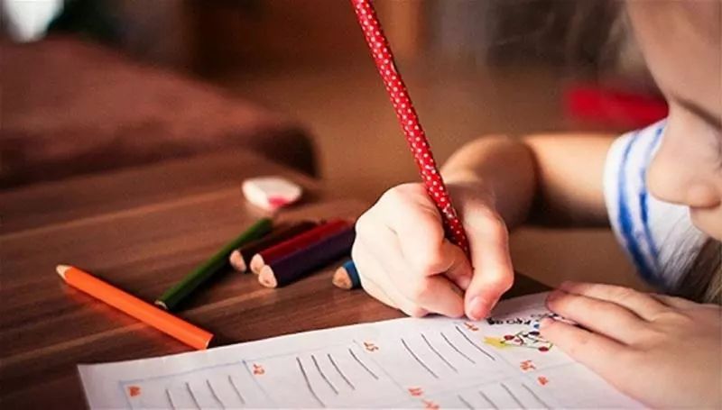 中国家长有多难？堪比当特务！300万买不来入学资格，升学群对暗号，月薪3万撑不起暑假……