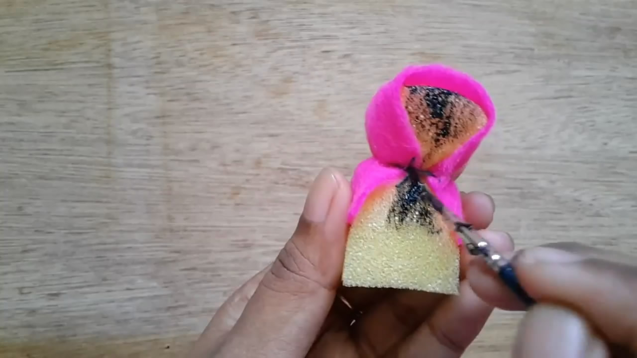 制作简单的海绵宝宝娃娃,用海绵纸给娃娃做鞋子