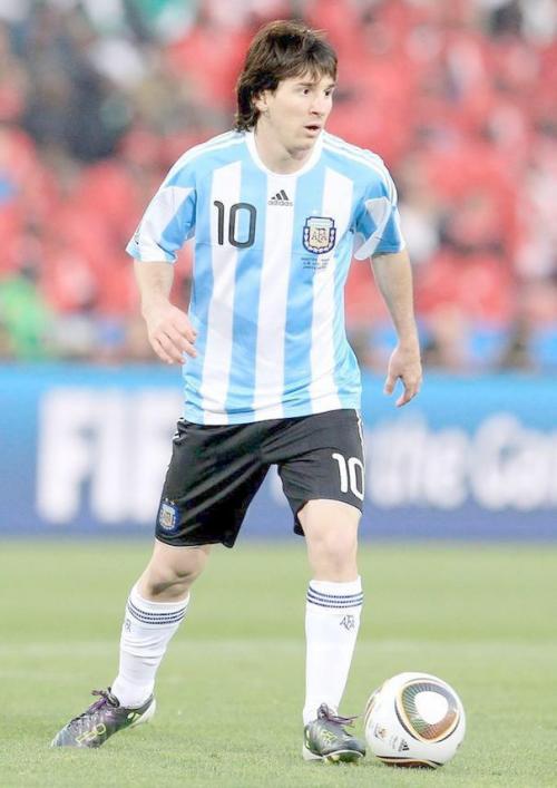 物理考题现梅西，让学霸无从下笔！网友：出题老师没少看球