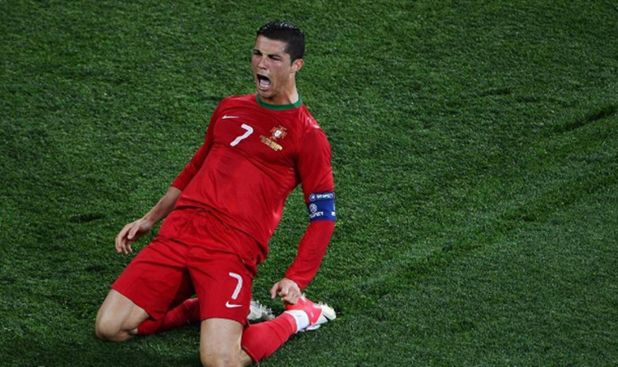 为什么c罗喜欢穿长袖球衣,为什么c罗现在穿短袖了