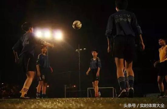 中国女孩捡球完整视频,捡球的中国女孩